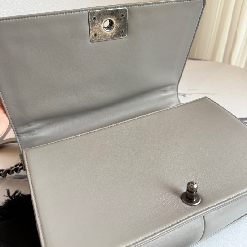 Chanel boy28 灰色羊皮 質感色-13