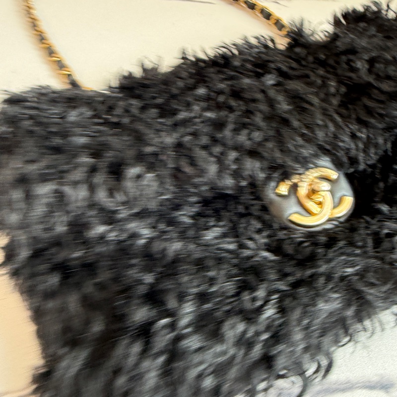 Chanel 黑色毛毛單肩包 超級秋冬感-1