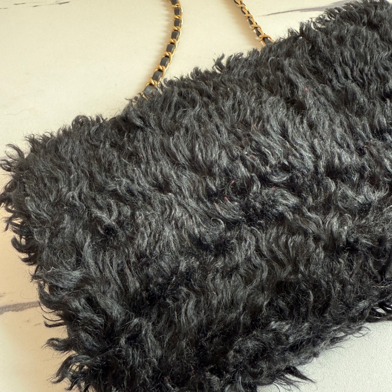 Chanel 黑色毛毛單肩包 超級秋冬感-3