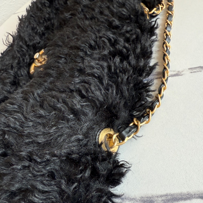 Chanel 黑色毛毛單肩包 超級秋冬感-5