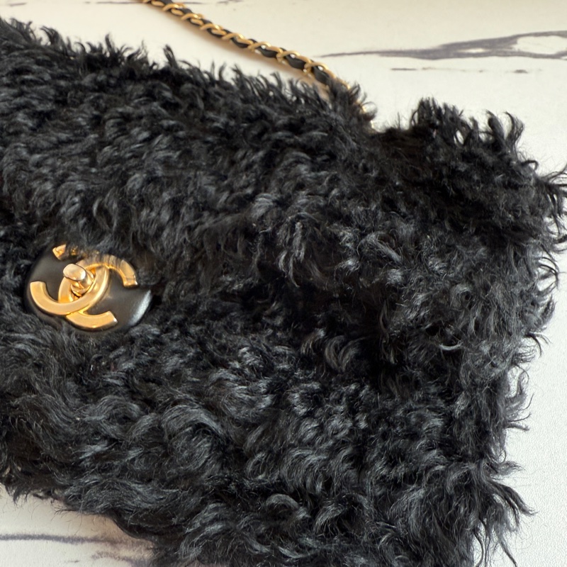 Chanel 黑色毛毛單肩包 超級秋冬感-6