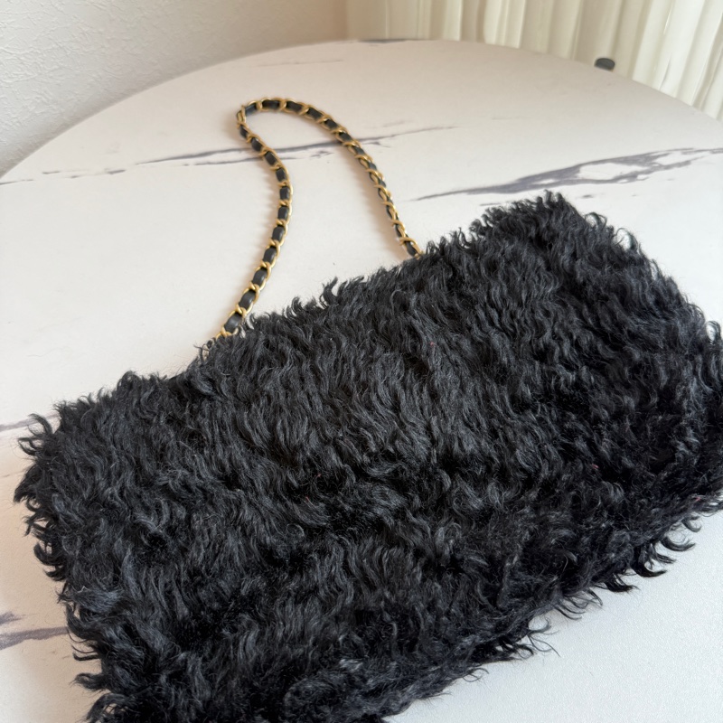 Chanel 黑色毛毛單肩包 超級秋冬感-7