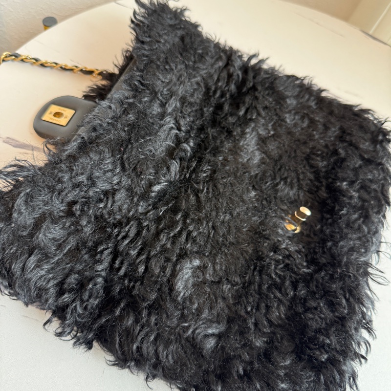 Chanel 黑色毛毛單肩包 超級秋冬感-8