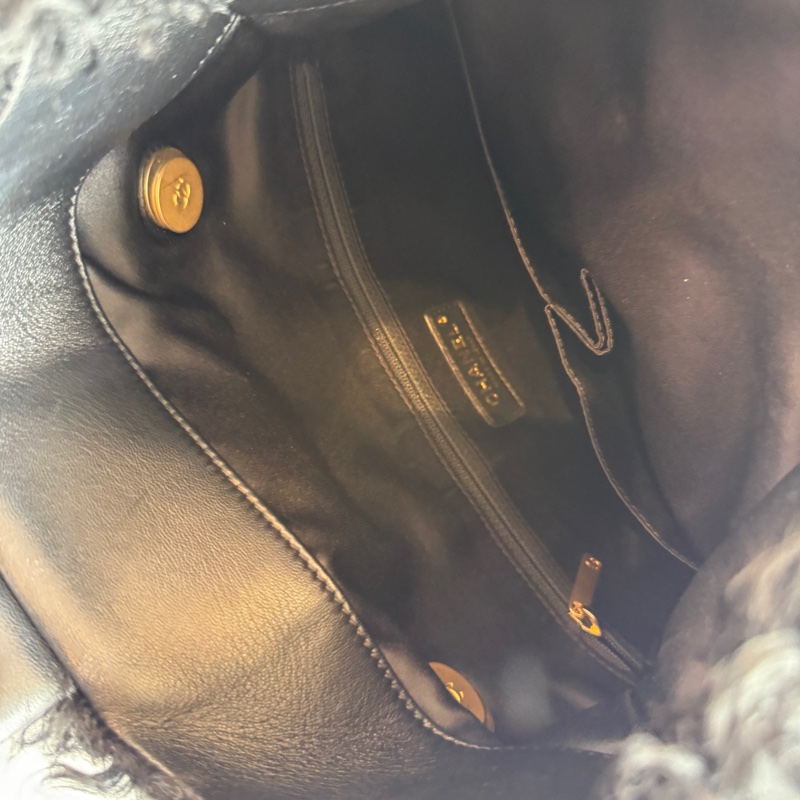 Chanel 黑色毛毛單肩包 超級秋冬感-9