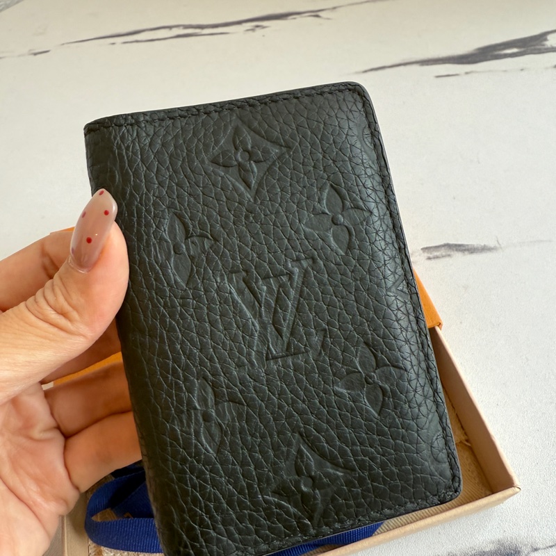 LV 黑壓紋名片夾-1