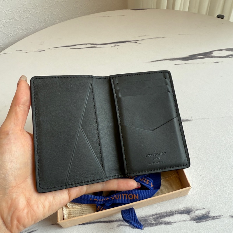 LV 黑壓紋名片夾-9