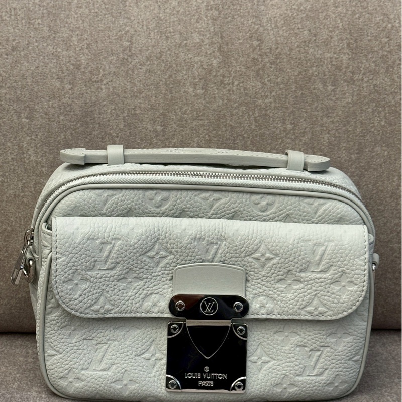 LV s-lock 白灰銀扣壓紋側背包-0