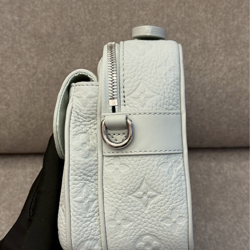 LV s-lock 白灰銀扣壓紋側背包-1