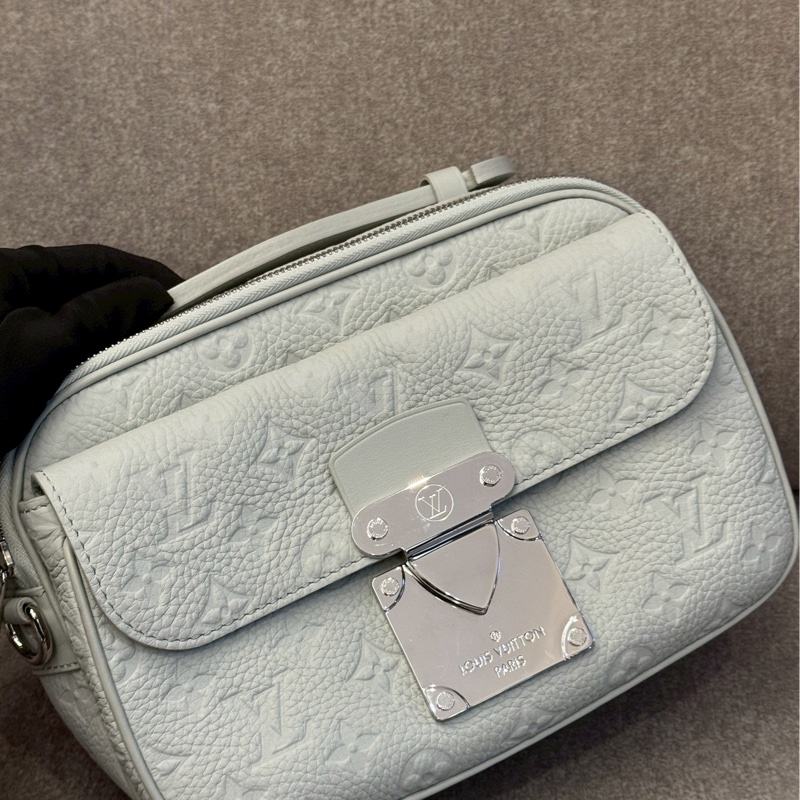 LV s-lock 白灰銀扣壓紋側背包-3
