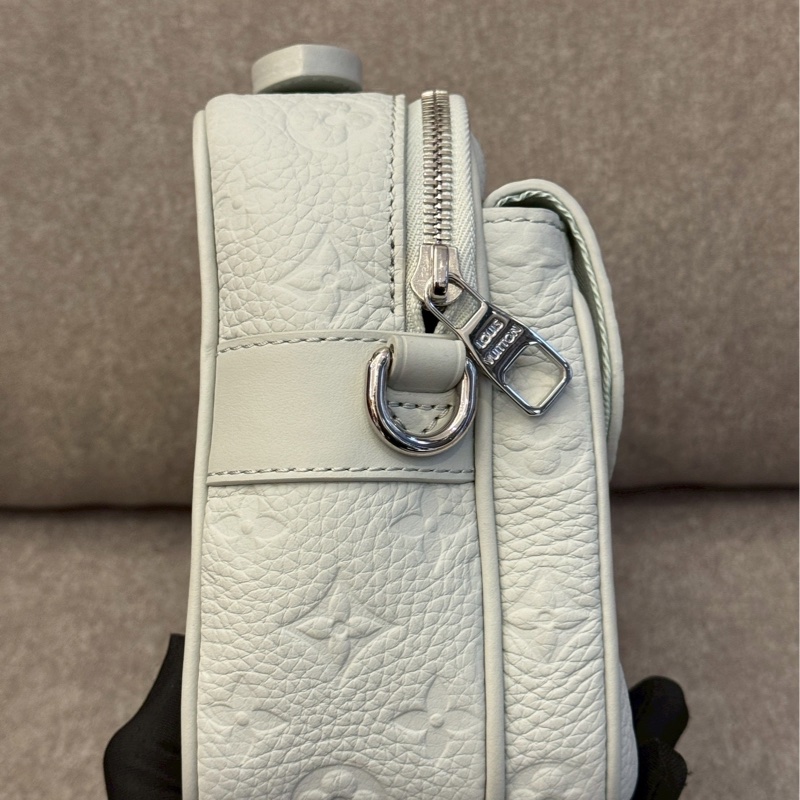 LV s-lock 白灰銀扣壓紋側背包-4