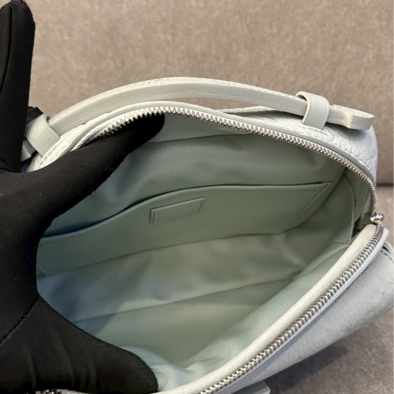 LV s-lock 白灰銀扣壓紋側背包-5