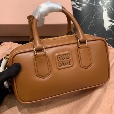 未使用过，Miu Miu/繆繆 乾邑色Arcadie皮革手袋 ，小號焦糖色保齡球包，手提包單肩