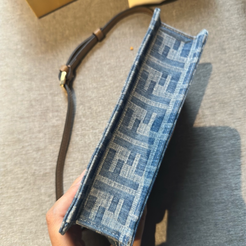 Fendi baguette 刺繡單寧WOC鏈條肩背兩用WOC-3