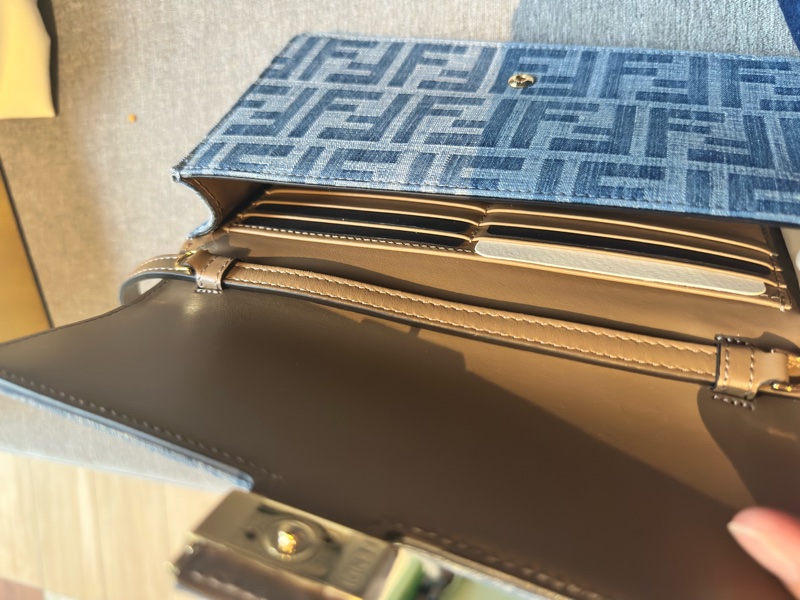 Fendi baguette 刺繡單寧WOC鏈條肩背兩用WOC-4