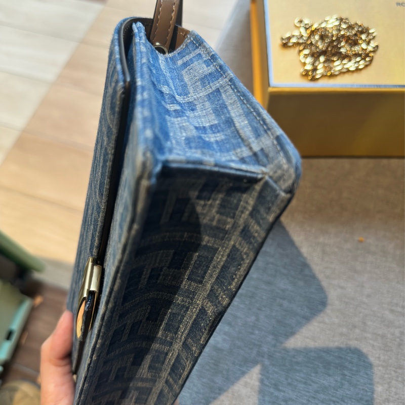 Fendi baguette 刺繡單寧WOC鏈條肩背兩用WOC-8