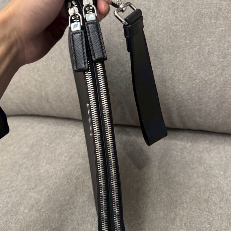 PRADA黑色防刮手拿包-1