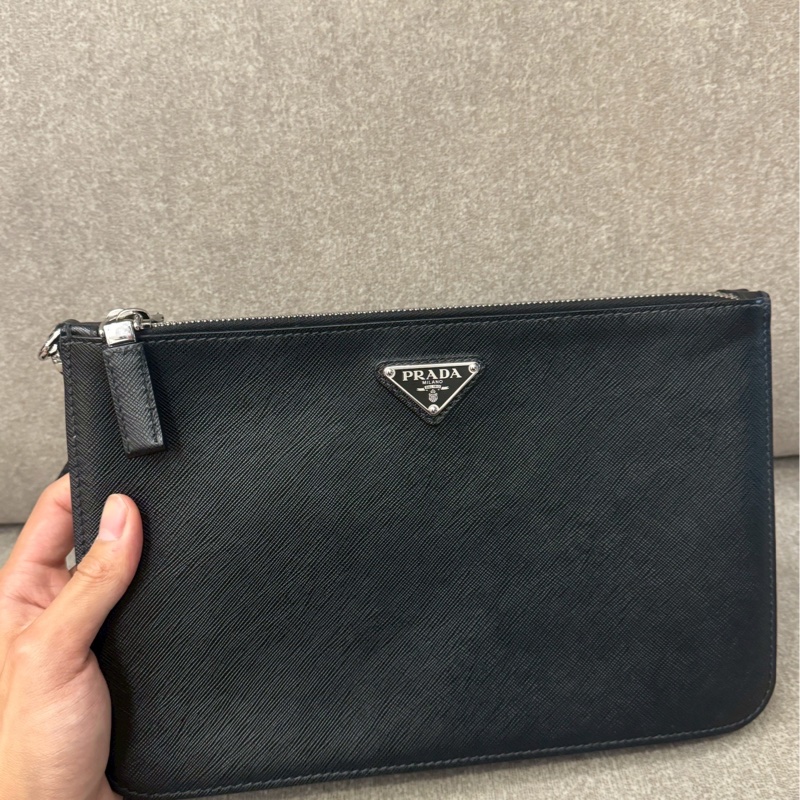 PRADA黑色防刮手拿包-3