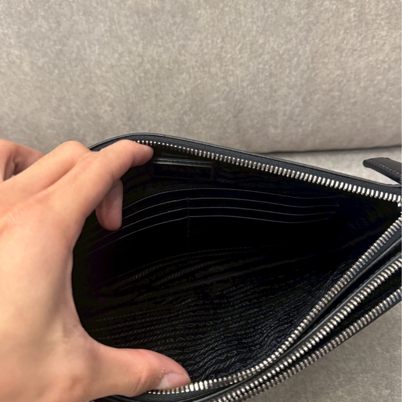 PRADA黑色防刮手拿包-5