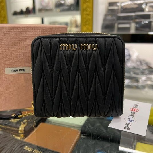 東區正精品㊣MIU MIU 5ML522 黑色全皮皺褶金字拉鍊零錢袋釦子短夾 RZ6052-0