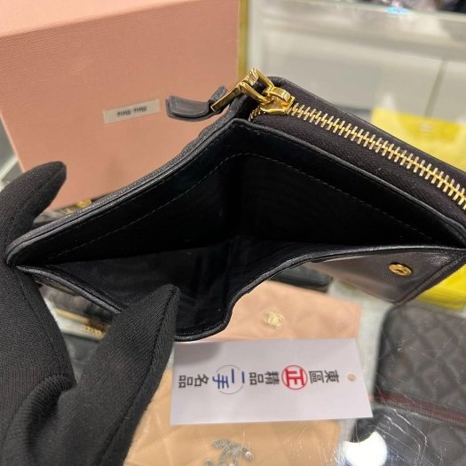 東區正精品㊣MIU MIU 5ML522 黑色全皮皺褶金字拉鍊零錢袋釦子短夾 RZ6052-4