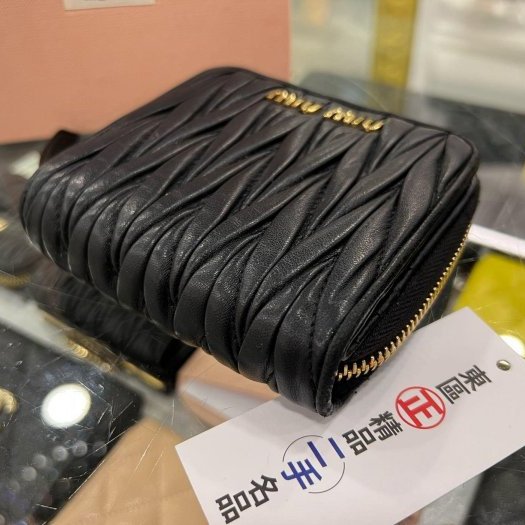 東區正精品㊣MIU MIU 5ML522 黑色全皮皺褶金字拉鍊零錢袋釦子短夾 RZ6052-5