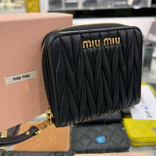 東區正精品㊣MIU MIU 5ML522 黑色全皮皺褶金字拉鍊零錢袋釦子短夾 RZ6052-6