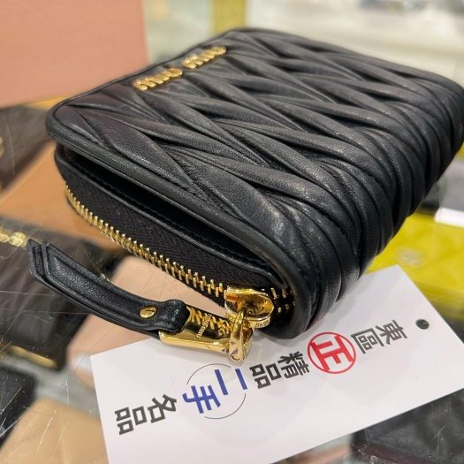 東區正精品㊣MIU MIU 5ML522 黑色全皮皺褶金字拉鍊零錢袋釦子短夾 RZ6052-7