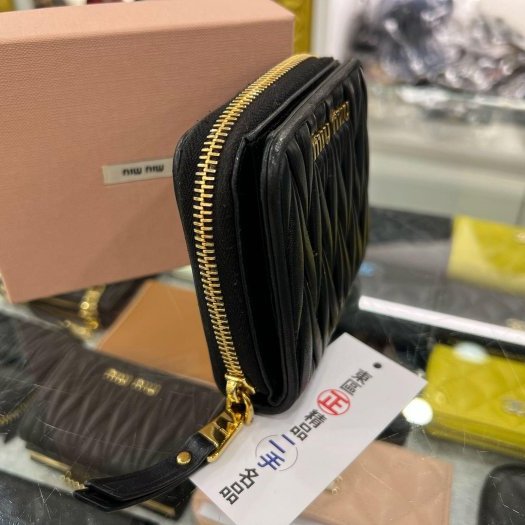 東區正精品㊣MIU MIU 5ML522 黑色全皮皺褶金字拉鍊零錢袋釦子短夾 RZ6052-8