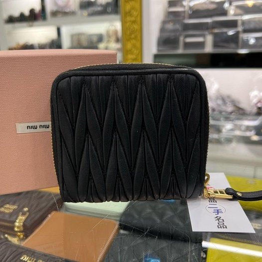 東區正精品㊣MIU MIU 5ML522 黑色全皮皺褶金字拉鍊零錢袋釦子短夾 RZ6052-9