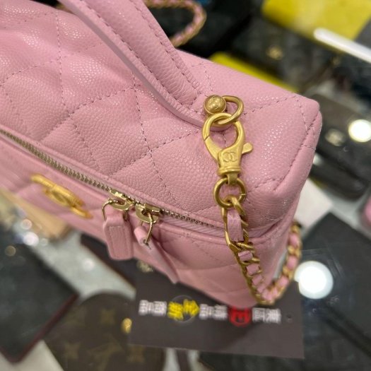 東區正精品㊣ CHANEL AP4483 全新香奈兒粉色荔枝牛皮大雙C手把金鍊雙拉鏈化妝箱飯盒包斜背包 RZ6054-3