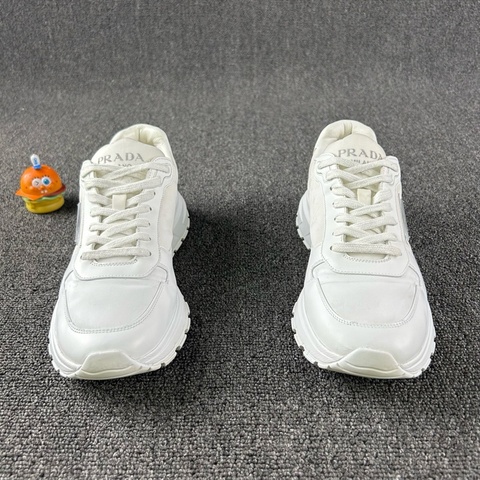款式：Prada普拉達白色鋼標運動鞋 下地次數不多 白色簡約時尚 钢