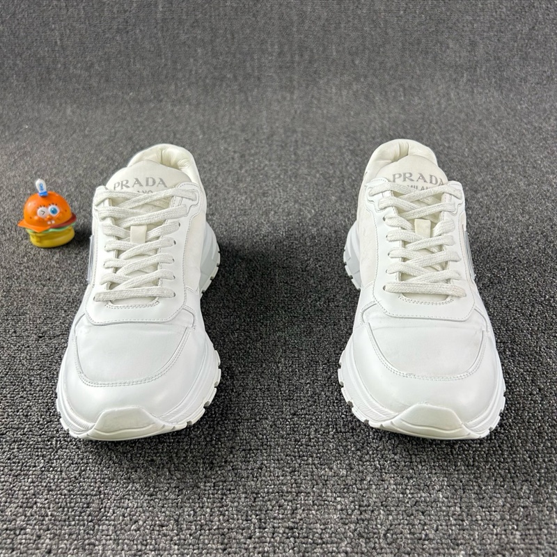 款式：Prada普拉達白色鋼標運動鞋 下地次數不多 白色簡約時尚 钢-0