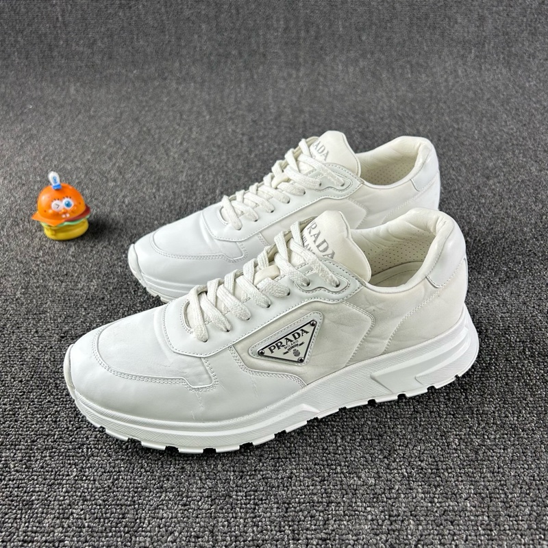 款式：Prada普拉達白色鋼標運動鞋 下地次數不多 白色簡約時尚 钢-1