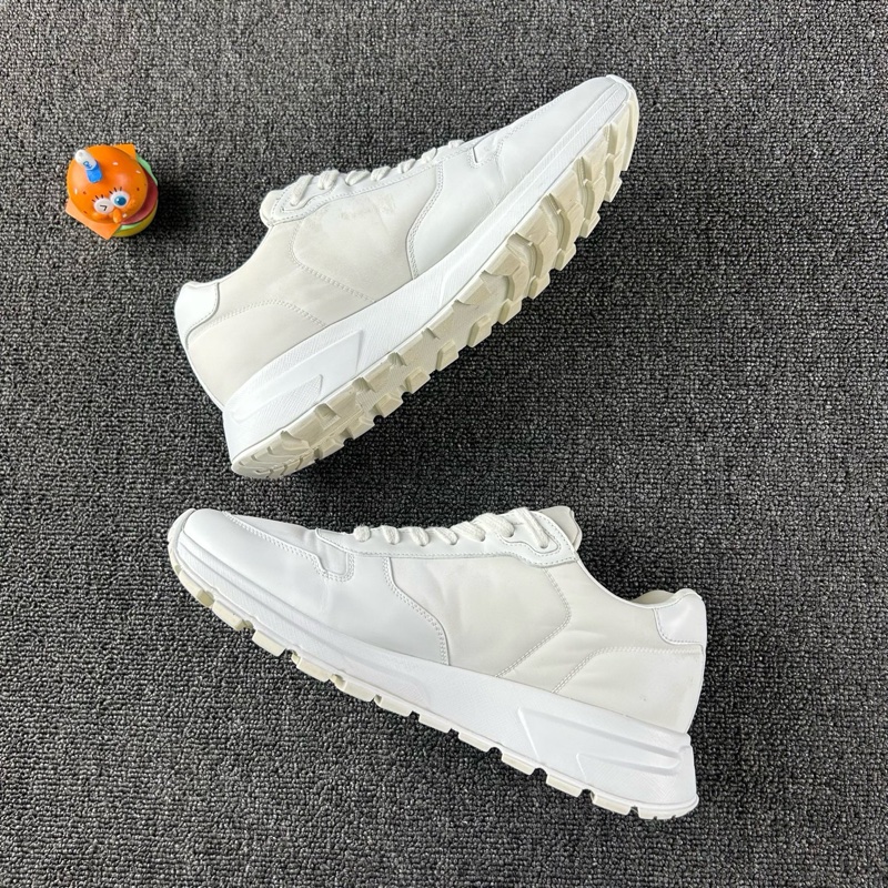 款式：Prada普拉達白色鋼標運動鞋 下地次數不多 白色簡約時尚 钢-2