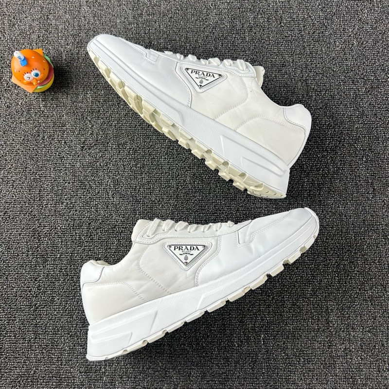 款式：Prada普拉達白色鋼標運動鞋 下地次數不多 白色簡約時尚 钢-3