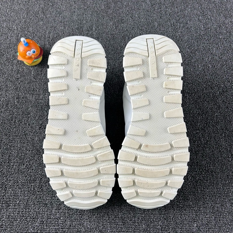 款式：Prada普拉達白色鋼標運動鞋 下地次數不多 白色簡約時尚 钢-5