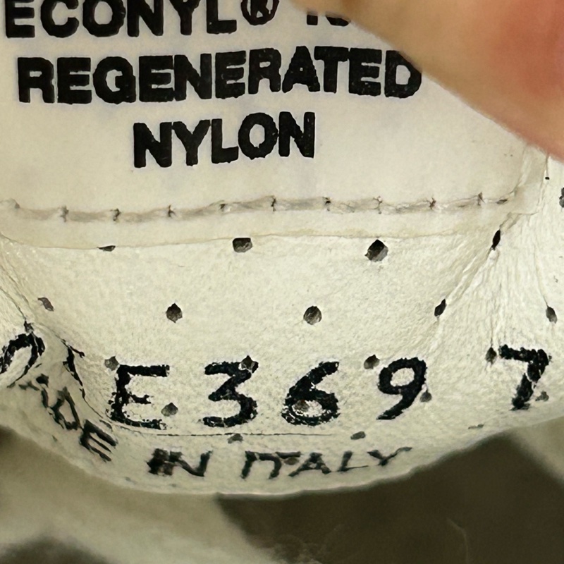 款式：Prada普拉達白色鋼標運動鞋 下地次數不多 白色簡約時尚 钢-6