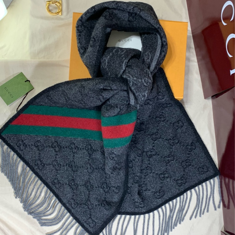 🎁全台最甜 全新含吊牌 Gucci 古馳 黑灰老花滿版雙色logo 圍巾 披肩-3