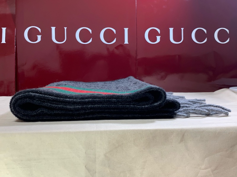 🎁全台最甜 全新含吊牌 Gucci 古馳 黑灰老花滿版雙色logo 圍巾 披肩-5