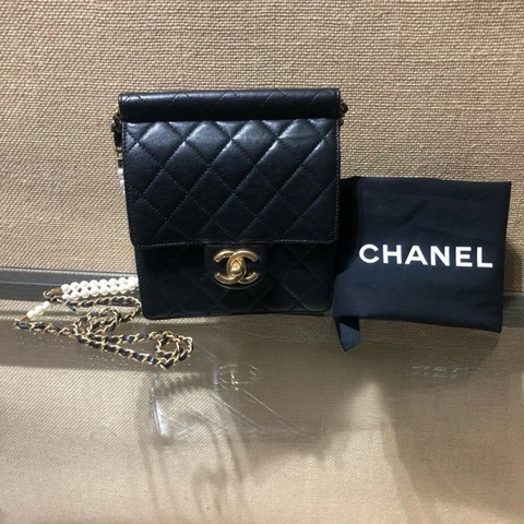 Chanel香奈兒翻蓋珍珠鏈條單肩包，黑色