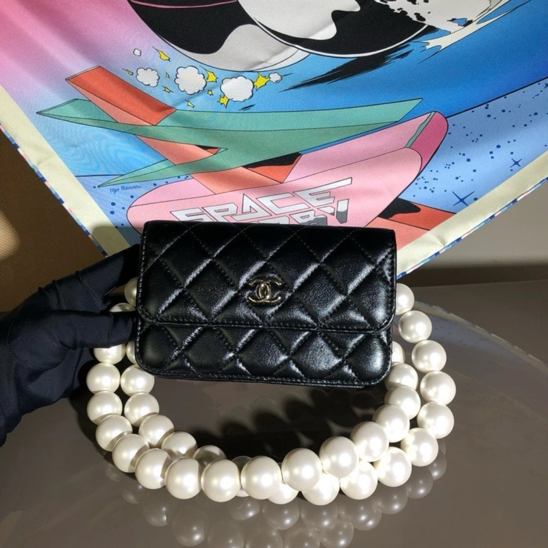 Chanel香奈兒絎縫珍珠鏈條單肩包翻蓋錢包包 胸包-0