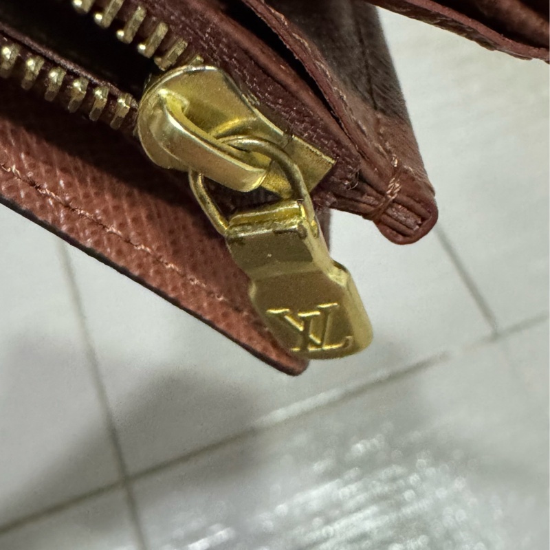LOUIS VUITTON SARAH monogram 短款中夾-11
