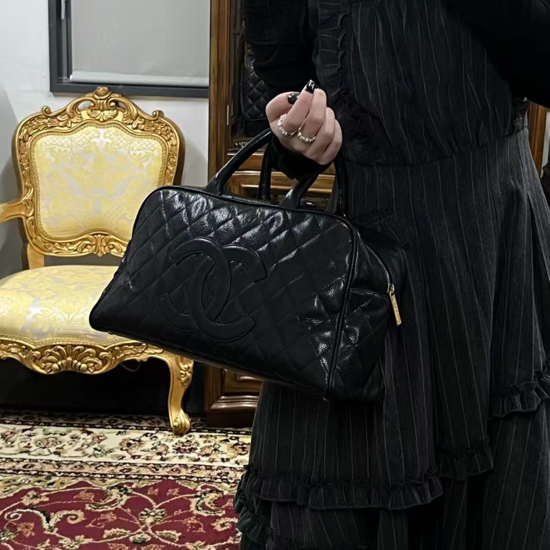 「JL精品代購」香奈兒黑金牛皮大logo手提保齡球小號-1