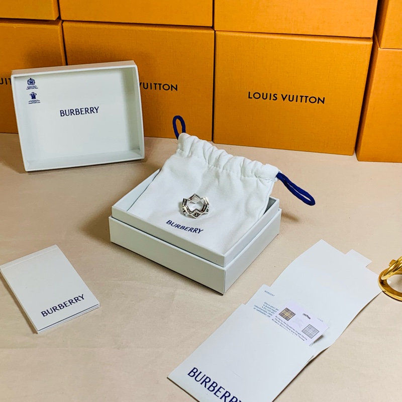 ‼️全台最甜 🎁全新盒裝 Burberry 巴寶莉 2024 菱形鏤空925純銀 戒指（原價18200）-3
