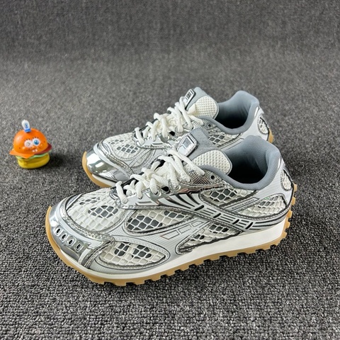 Bottega Veneta葆蝶家銀色休閑鞋 尺碼36 整體成色不錯