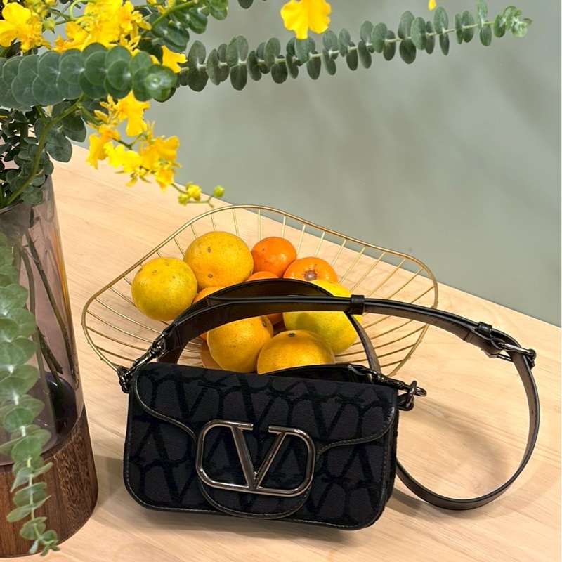 Valentino Garavani VLogo 經典 logo 肩背包99新-1