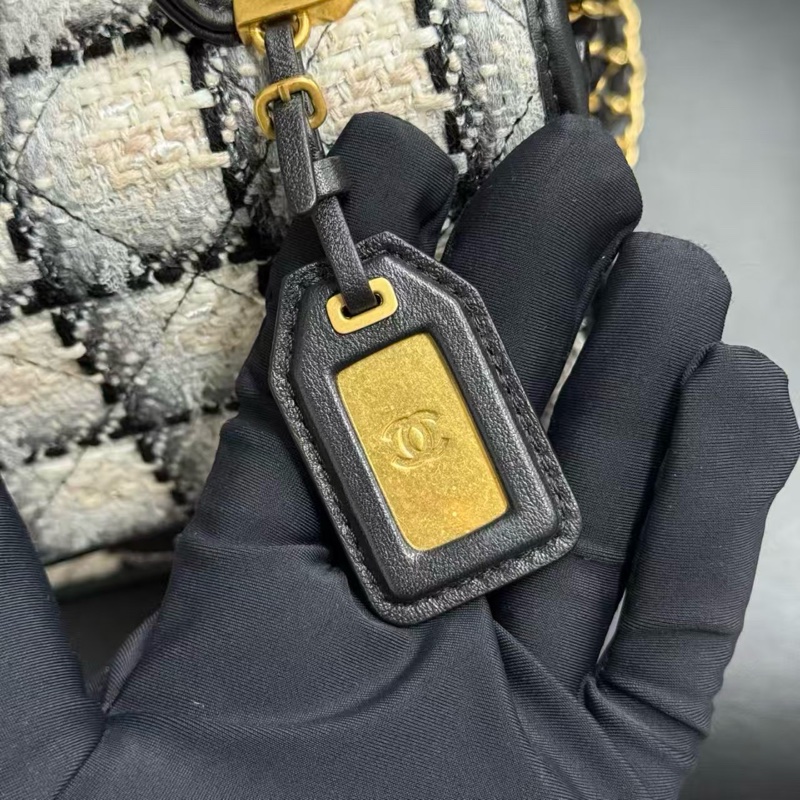 ✨Chanel 黑白金扣小郵差 男女背都超好看的一個小包-12