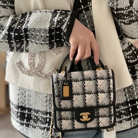 ✨Chanel 黑白金扣小郵差 男女背都超好看的一個小包