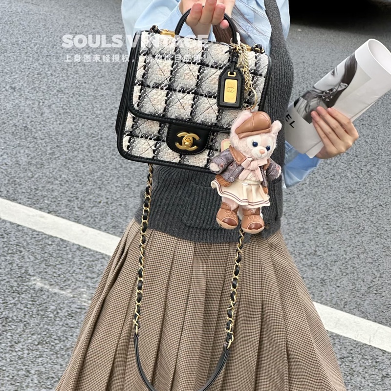 ✨Chanel 黑白金扣小郵差 男女背都超好看的一個小包-2