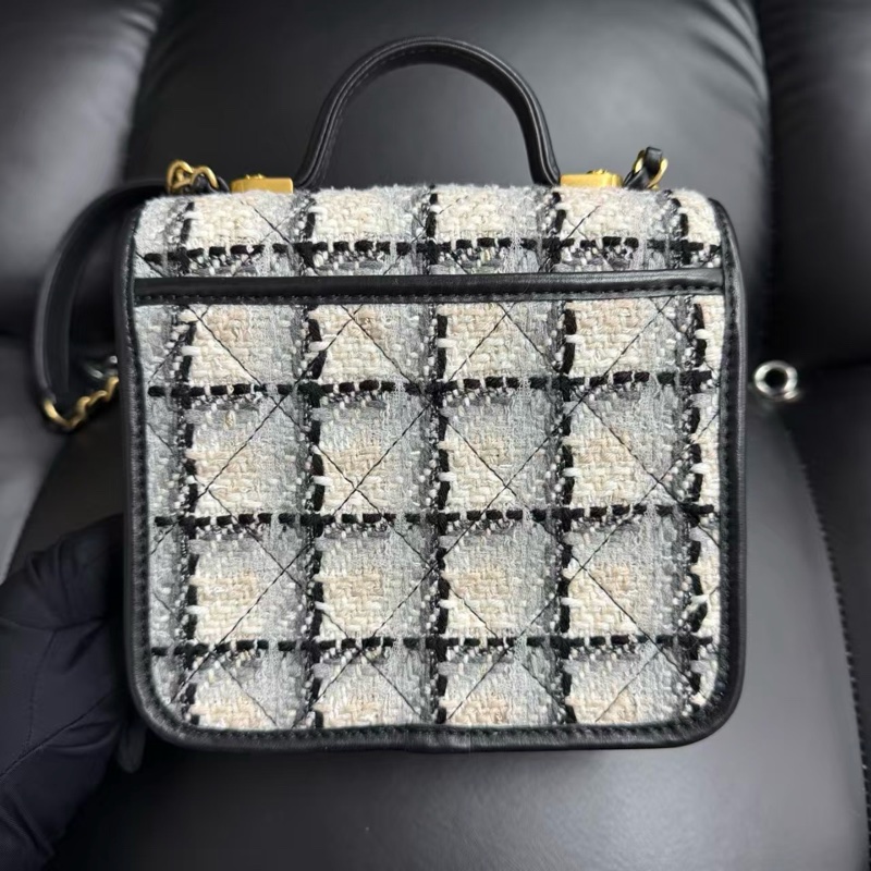 ✨Chanel 黑白金扣小郵差 男女背都超好看的一個小包-4